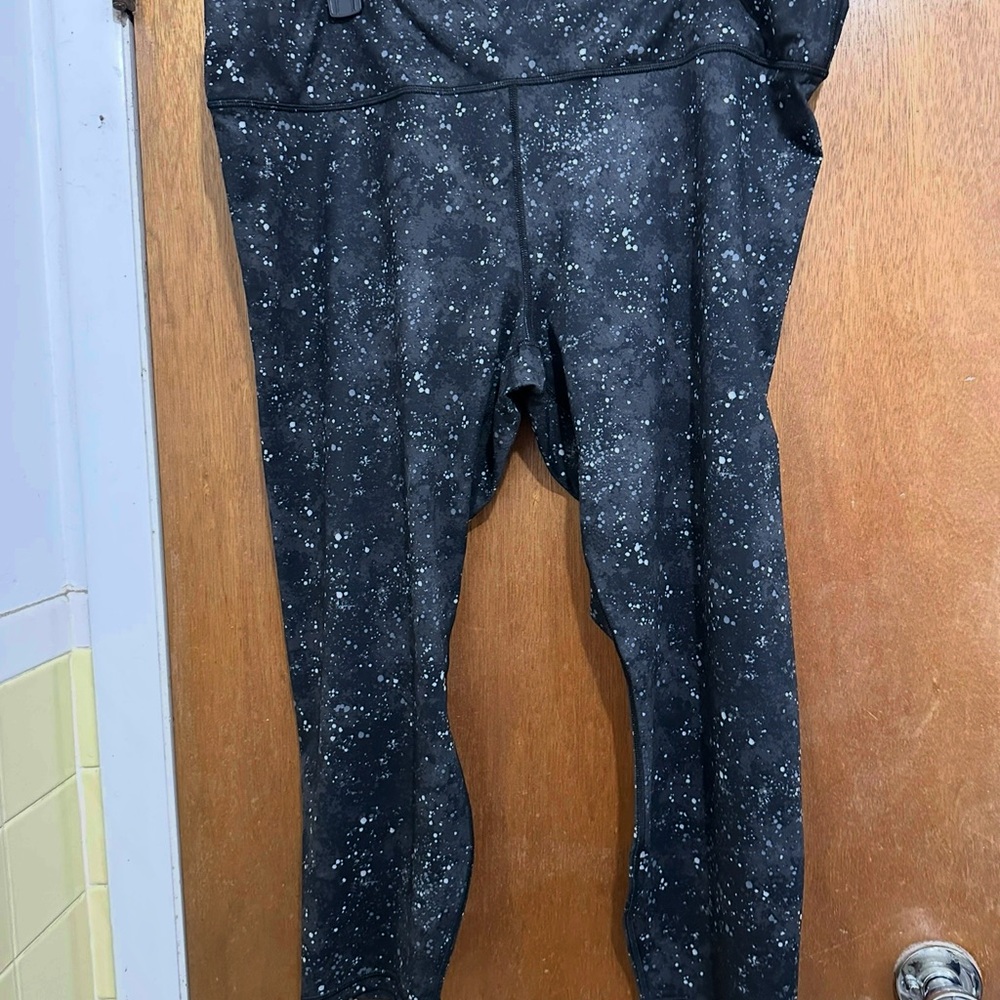Fabletics NWT high waist leggings capri length Black Speckled Bottoms